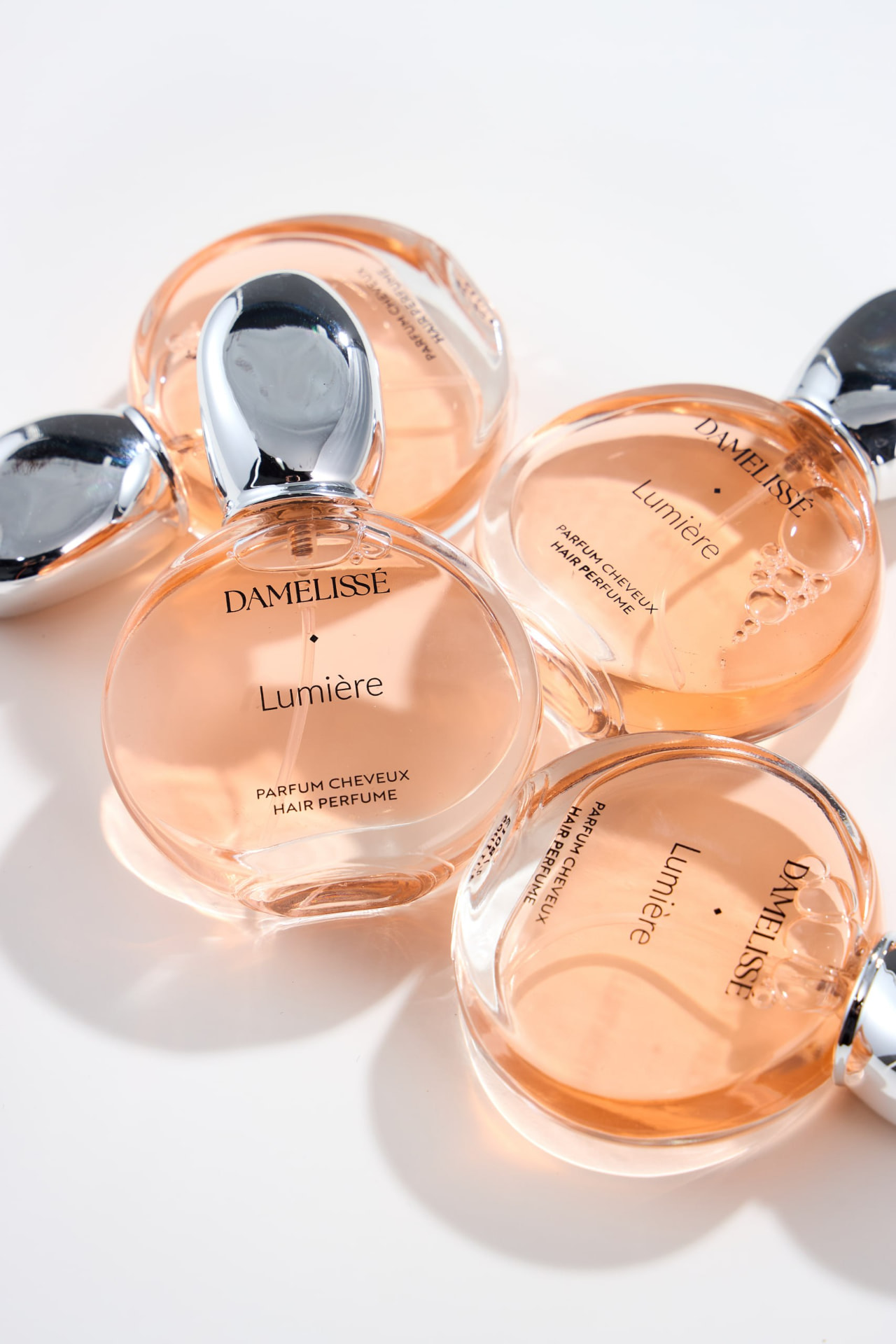 Koleksi botol DAMELISSÉ Lumière dalam susunan editorial